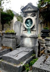 Médaillon de Charles Bigot – Division 44 – Cimetière du Père Lachaise – Paris (75020)