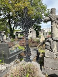 Croix et ornements – Division 75 – Cimetière du Père Lachaise – Paris (75020)